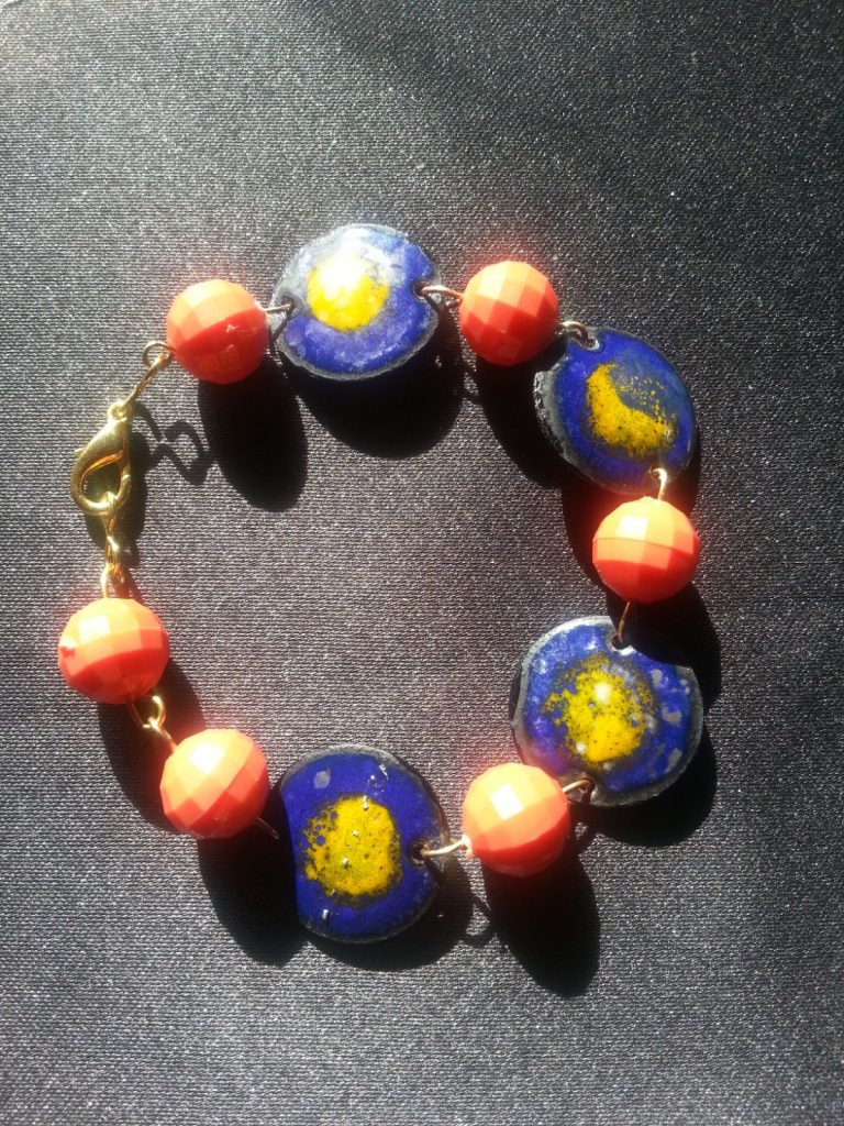 Enameled bracelet with 6 beads and 4 copper disks. 